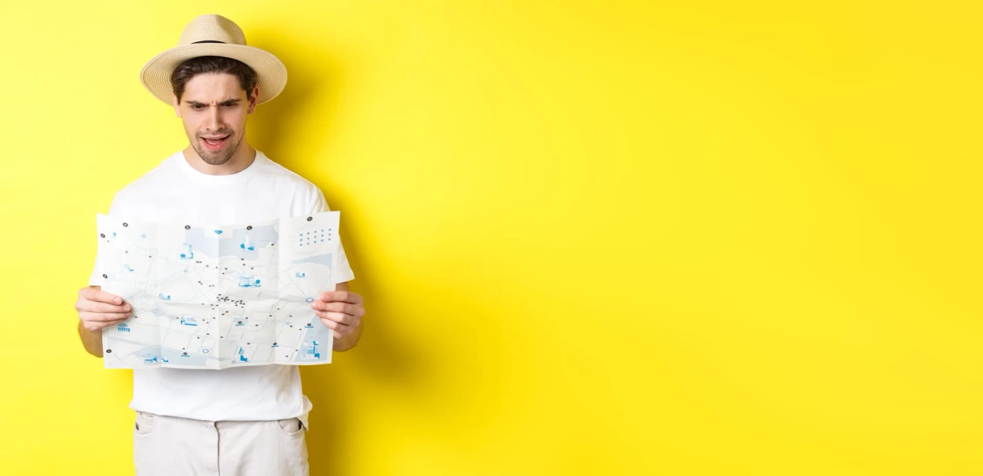 Voyageur consultant une carte avant son départ