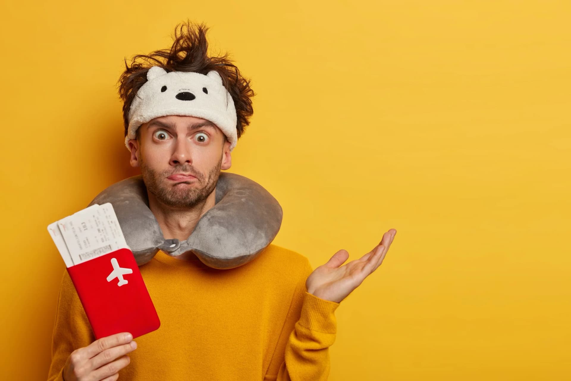Voyageur fatigué tenant sa carte d'embarquement