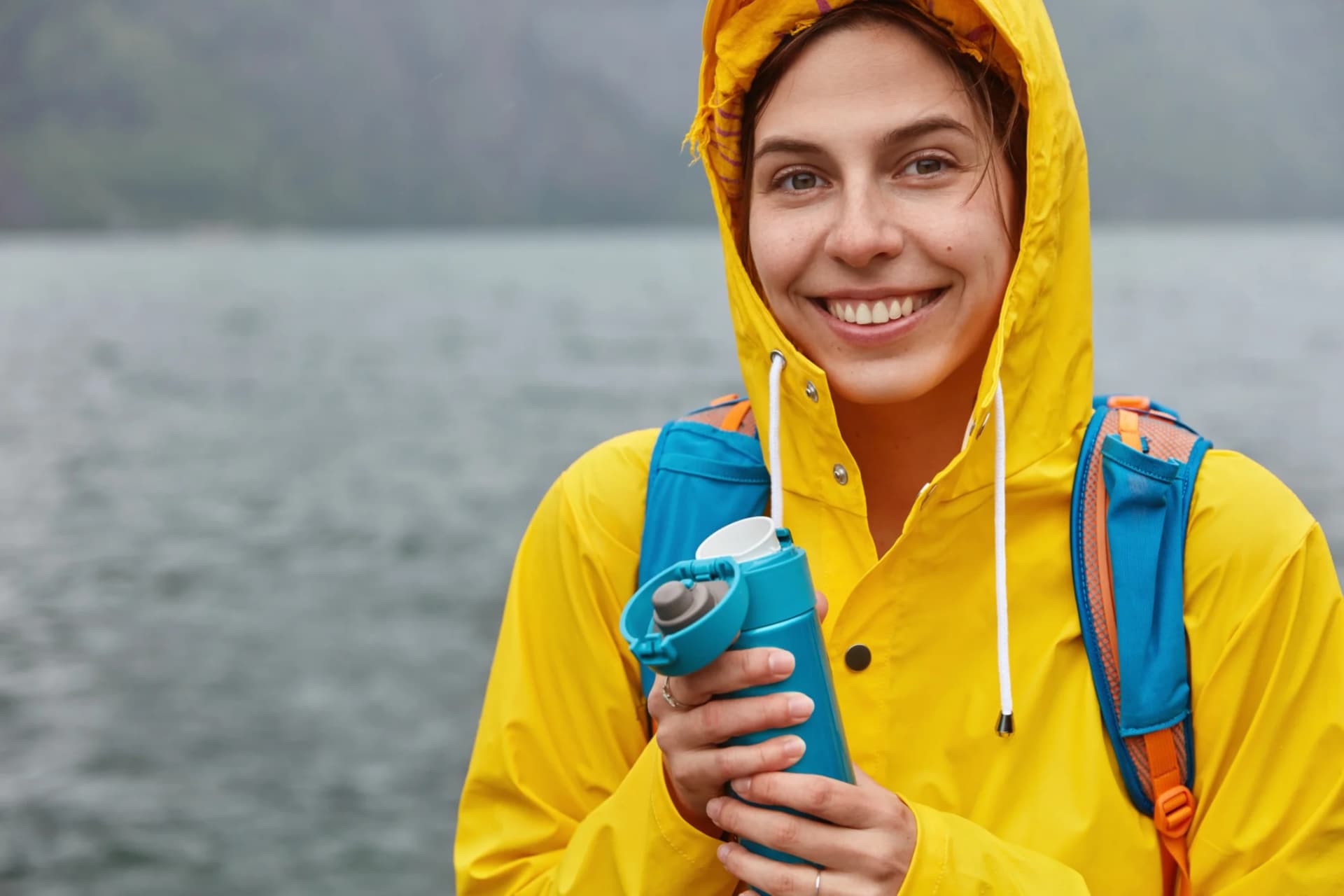 Voyageuse équipée d'une gourde pendant une randonnée