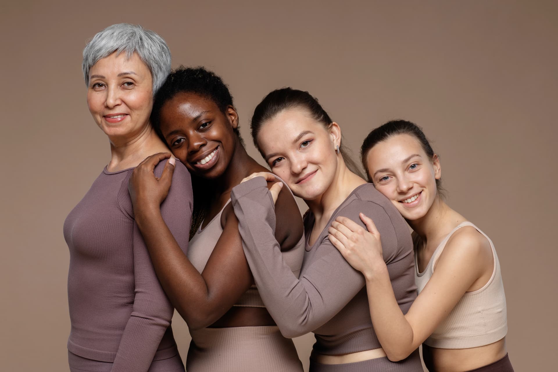 Quatre femmes de générations différentes, souriantes et complices