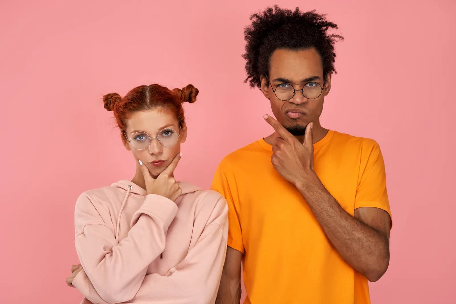 Deux parents perplexes, la main sur le menton